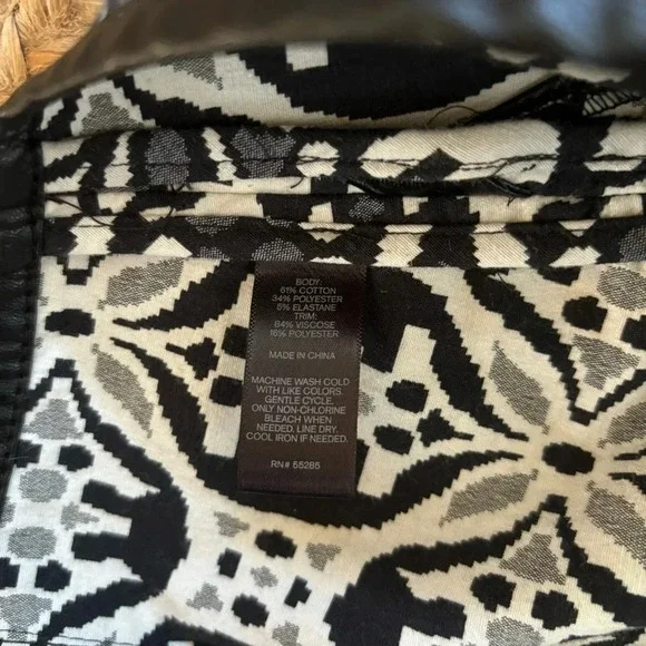 Express Size 6 Black and White Geometric Print mini skirt - Picture 4 of 6